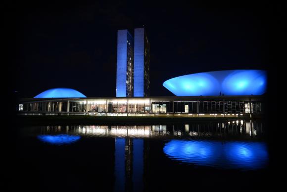 Em  anos  anteriores,  prédios c omo  o Congresso Nacional,  em  Brasília, foram iluminados em azul  na  época  da  campanha  Arquivo/Agência Brasil